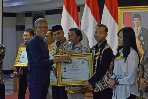 Berikan Kontribusi di Bidang AI, Prof Pulung Raih Penghargaan Tokoh Berprestasi di Jateng Tahun 2023