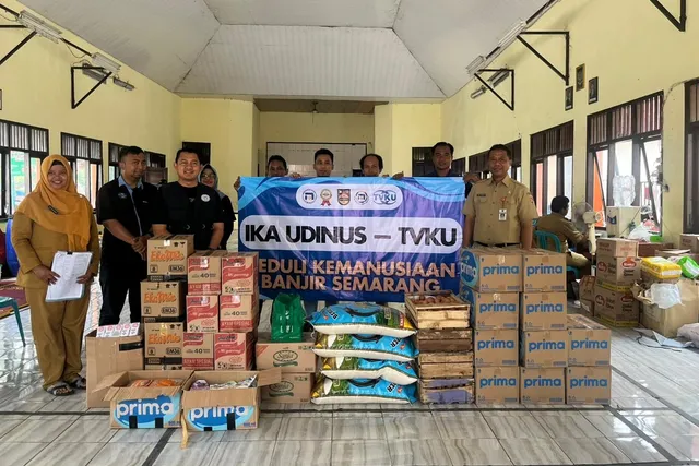 IKA Udinus dan TVKU Salurkan Bantuan untuk Korban Banjir di Kecamatan Genuk