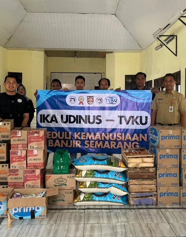 IKA Udinus dan TVKU Salurkan Bantuan untuk Korban Banjir di Kecamatan Genuk