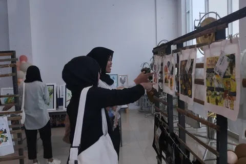 Karya Mahasiswa Semester Awal DKV Udinus Dipamerkan Sekaligus Dilelang