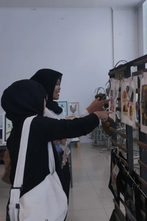 Karya Mahasiswa Semester Awal DKV Udinus Dipamerkan Sekaligus Dilelang