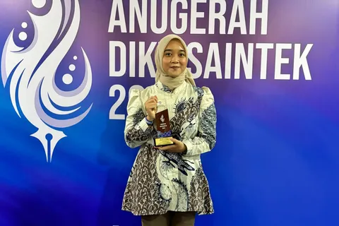 Humas Udinus Raih Penghargaan di Anugerah Diktisaintek 2024 Sebagai Insan Humas Terpopuler