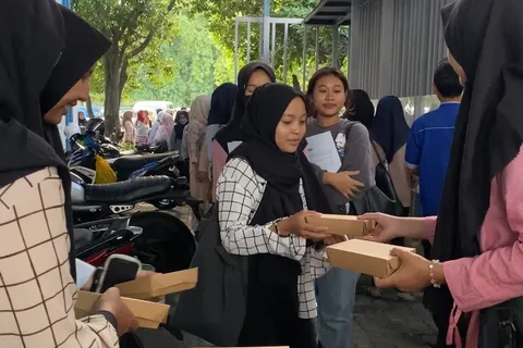 Mahasiswa Terbantu dengan Adanya Ribuan Takjil dari PAM Udinus
