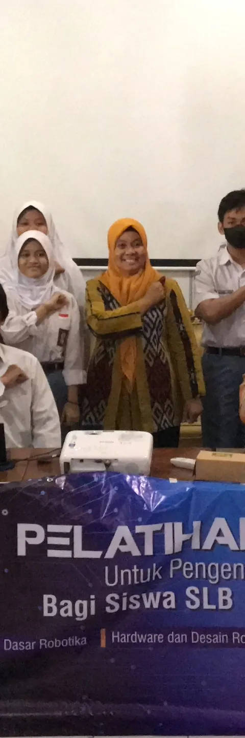 Teknik Elektro Udinus Berikan Pelatihan Robotika di SLB Negeri Semarang