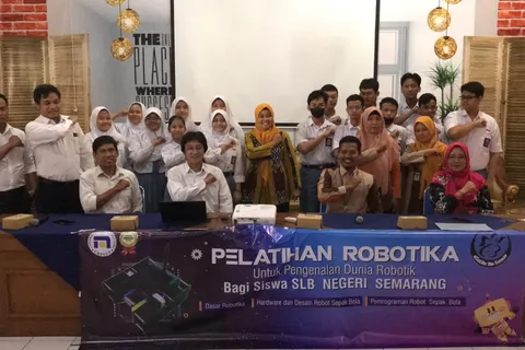 Teknik Elektro Udinus Berikan Pelatihan Robotika di SLB Negeri Semarang