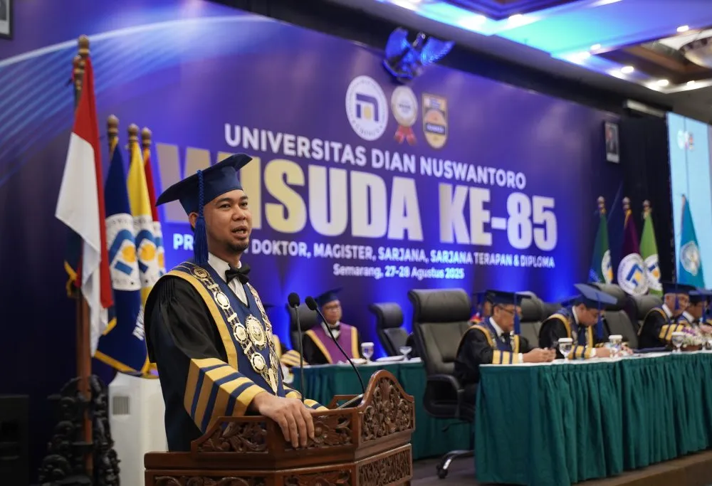 Rektor Udinus, Prof. Pulung, saat Memberikan Sambutan Kepada Seluruh Peserta Wisuda ke-85