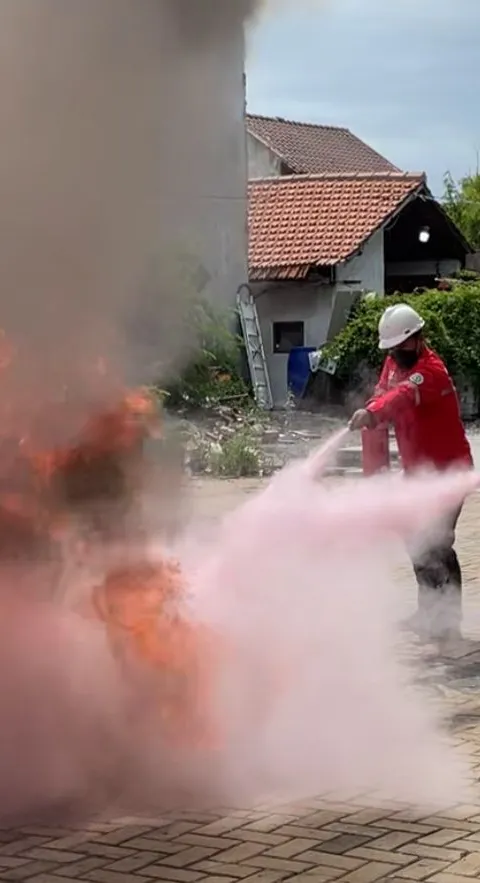 Mahasiswa Kesmas Udinus Praktik K3 Bersama CV Jaya Protect Pahami Pemadaman Api 