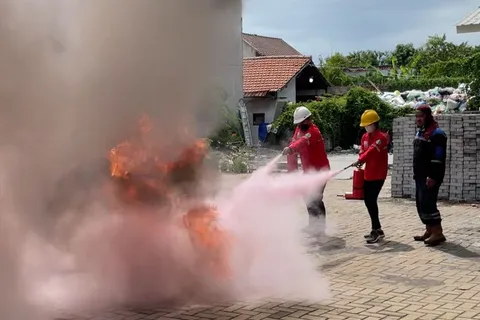 Mahasiswa Kesmas Udinus Praktik K3 Bersama CV Jaya Protect Pahami Pemadaman Api 