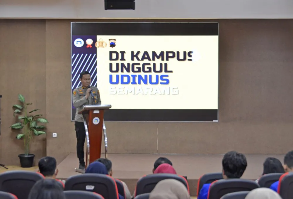 Kapolsek Semarang Tengah Saat Memberikan Sosialisasi Pemilu 2024 Damai