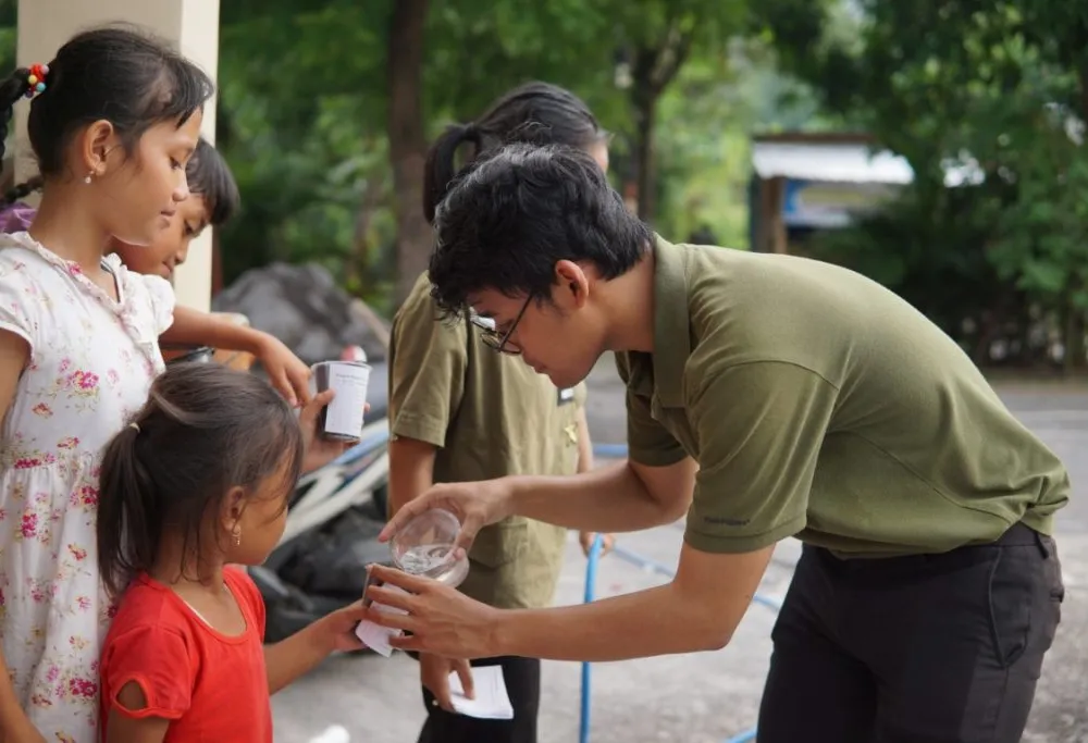 Mahasiswa Ilkom Udinus dengan salah satu peserta melakukan kegiatan Campaign menanam biji selada