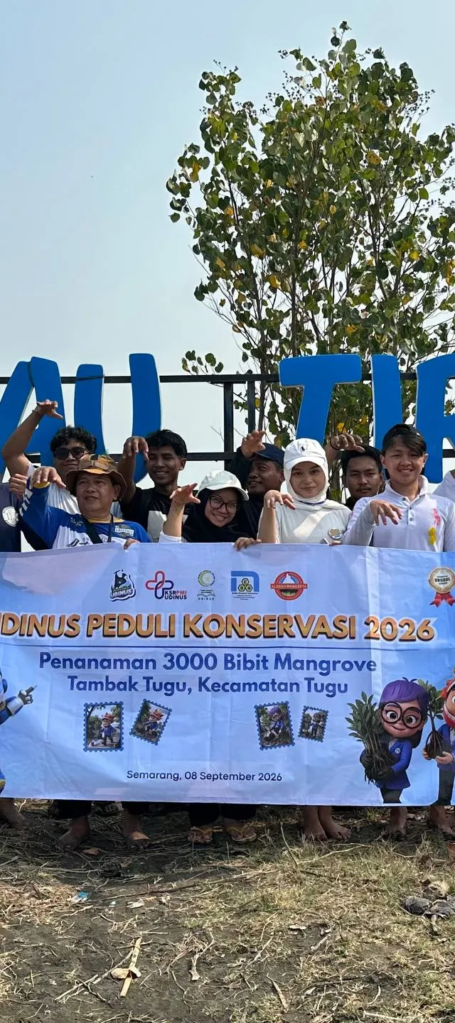 Mahasiswa Baru Udinus Tanam 3.000 Bibit Mangrove di Pantai Tapak Semarang dalam Rangkaian Dinus Inside 2026