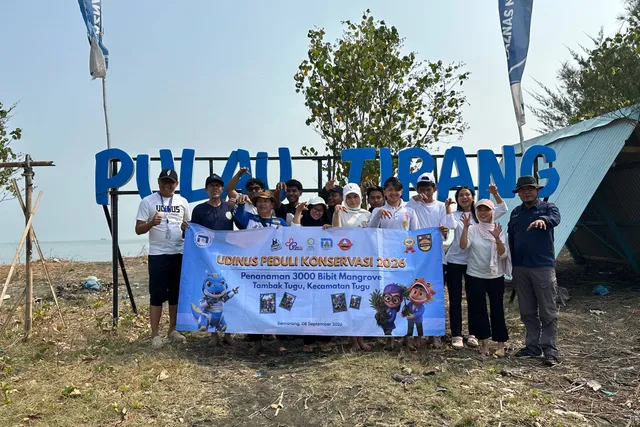 Mahasiswa Baru Udinus Tanam 3.000 Bibit Mangrove di Pantai Tapak Semarang dalam Rangkaian Dinus Inside 2026