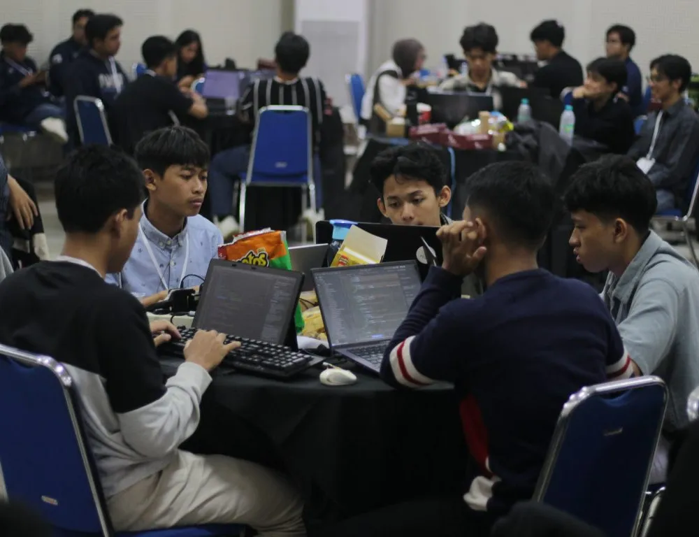 Peserta Hackathon DINACOM Udinus Terlihat Fokus Melakukan Live Coding Solusi AI