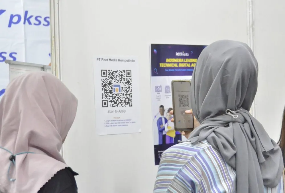 Peserta Job Fair ke-26 Udinus Melakukan Scan CV ke Perusahaan