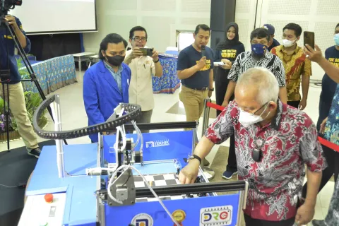 ROBOT CATUR PERTAMA DI INDONESIA CIPTAAN UDINUS RESMI DI LAUNCHING
