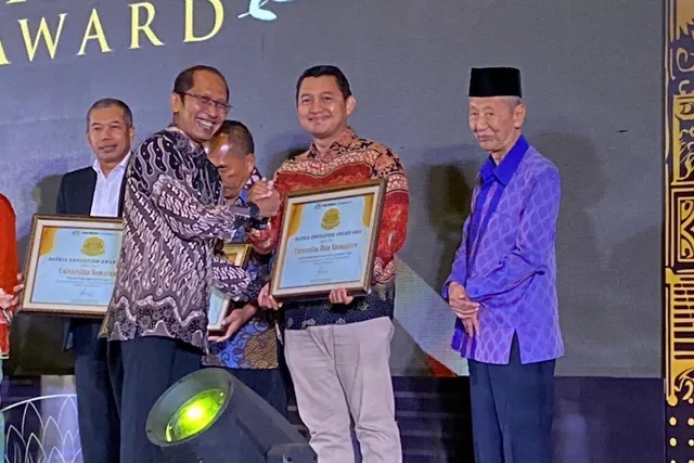Rektor Udinus Terima Penghargaan Satria Brand Award 2025: Bukti Nyata Kampus Berbasis Inovasi