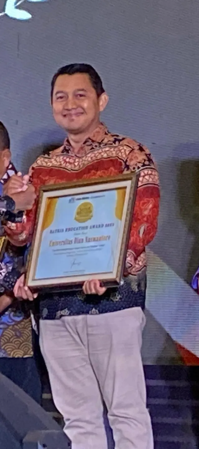 Rektor Udinus Terima Penghargaan Satria Brand Award 2025: Bukti Nyata Kampus Berbasis Inovasi