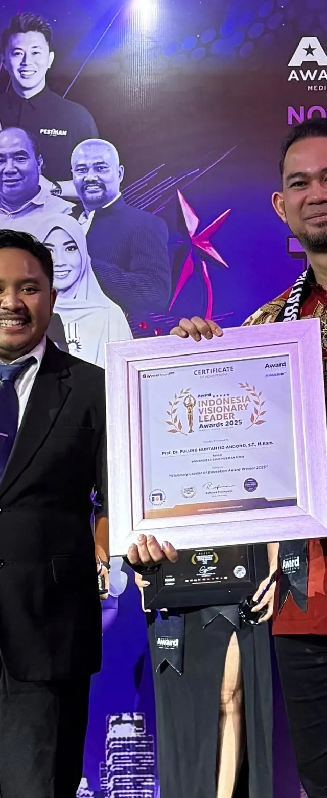 Rektor Udinus Dapatkan Pengakuan Internasional Lewat Penghargaan Indonesia Visionary Leader 2025 di Kuala Lumpur