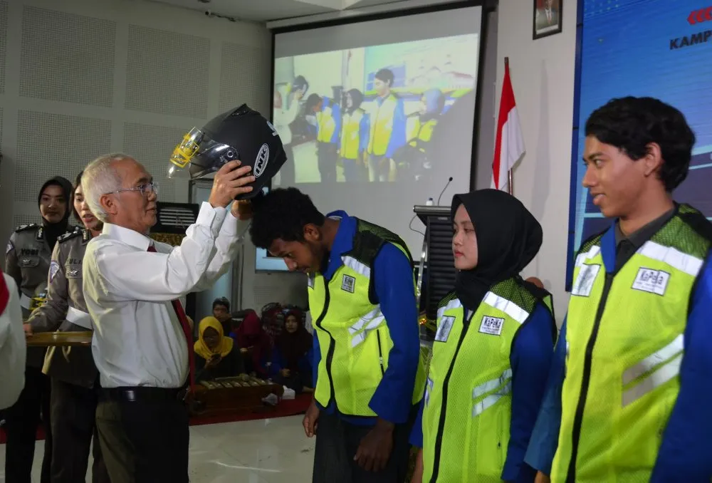 Rektor Udinus saat Mengenakan Seragam Keamanan Kepada Mahasiswa Udinus