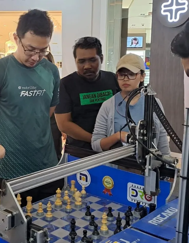 Robot Catur dan Becak Listrik FT Udinus Pikat Pengunjung Mall Citraland Semarang
