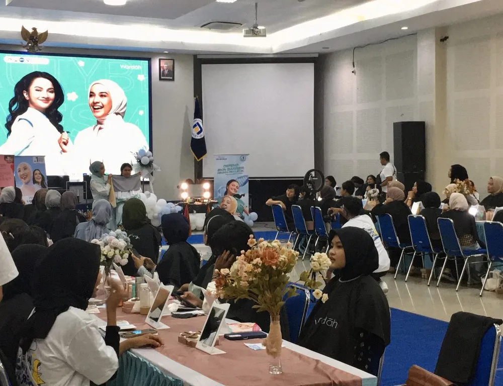 Sesi Make Up pada seminar luaran EO mahasiswa Prodi Ilkom Udinus