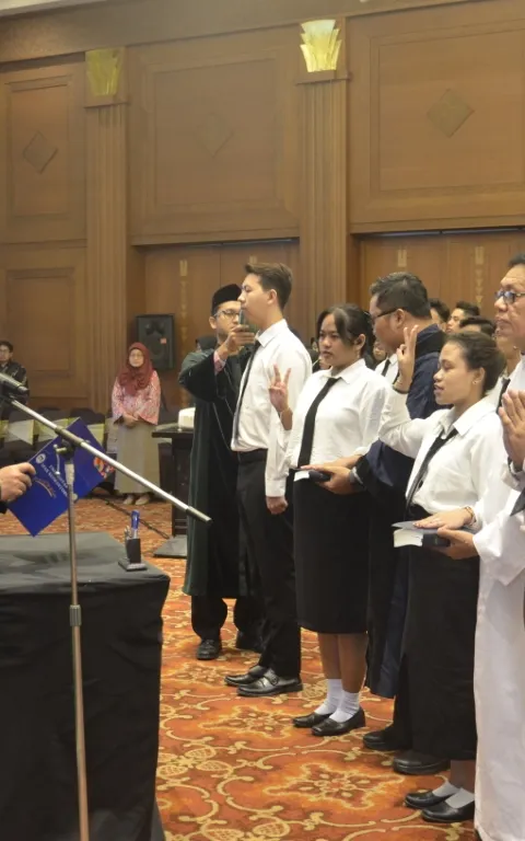 207 Wisudawan Prodi D-3 RMIK Udinus Lakukan Sumpah Profesi