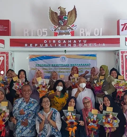 TIM PKM FEB UDINUS BUKA MINDSET IBU RUMAH TANGGA UNTUK WIRAUSAHA