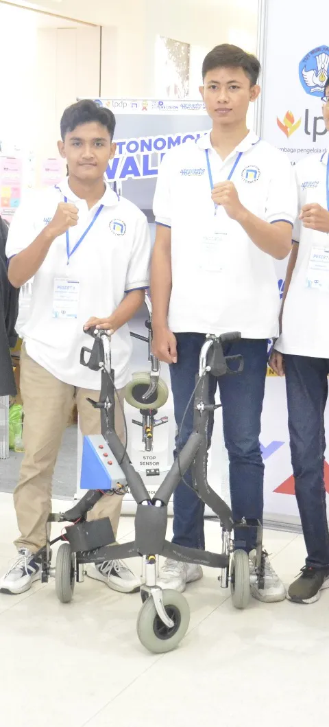 Bantu Lansia Dalam Berjalan, Lima Mahasiswa Udinus Ciptakan Autonomus Walker