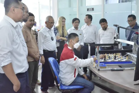 UDINUS CIPTAKAN ROBOT CATUR PERTAMA DI INDONESIA