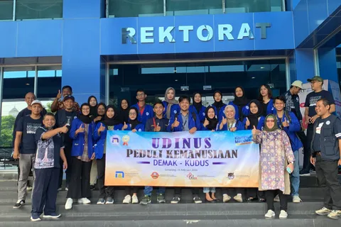 Udinus Bantu Korban Banjir di Kabupaten Demak, Berikan Ratusan Sembako hingga Pakaian