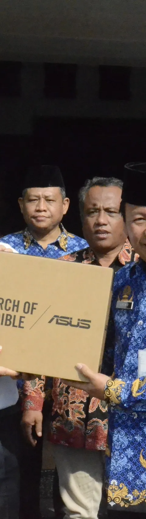 Peringati Hari Kesaktian Pancasila, Udinus Serahkan 10 Laptop kepada SMAN 1 Semarang untuk Dukung Pendidikan!