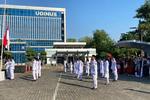 Ormawa dan UKM Udinus Ikuti Upacara Bendera HUT ke-79 RI dengan Khidmat