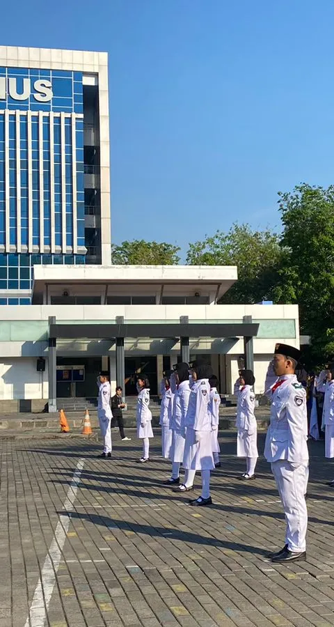 Ormawa dan UKM Udinus Ikuti Upacara Bendera HUT ke-79 RI dengan Khidmat