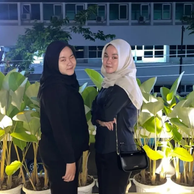 Saling Dukung Meski Beda Prodi, Kembar Viola dan Viona Ikuti Wisuda ke-85 Udinus Bersama