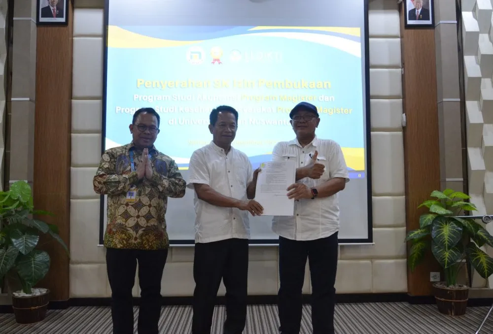 WR I Udinus Memberikan SK Kepada Dekan FEB Udinus didampingi Kepala LLDIKTI Wil VI