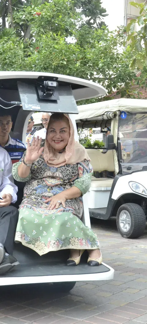 WALIKOTA SEMARANG DAN REKTOR UDINUS JAJAL BECIK-KU PUTARI BALAIKOTA SEMARANG