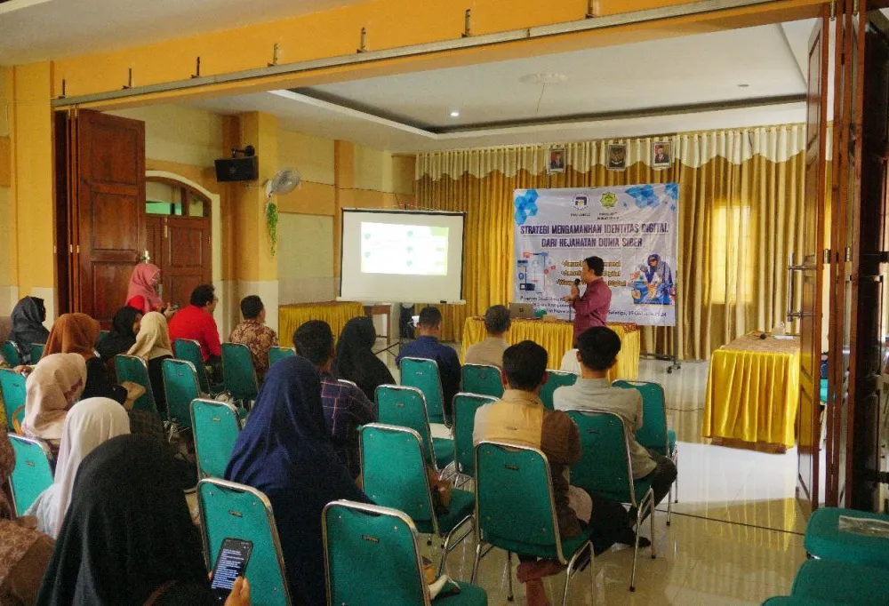 Dosen Edukasi Guru dan Orang Tua Wali Murid, Udinus Ajarkan Literasi Digital