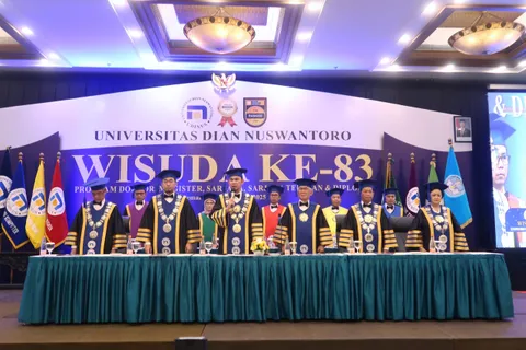 Wisuda ke-83 Jadi Momen Bersejarah Udinus Kenalkan Rektor Baru