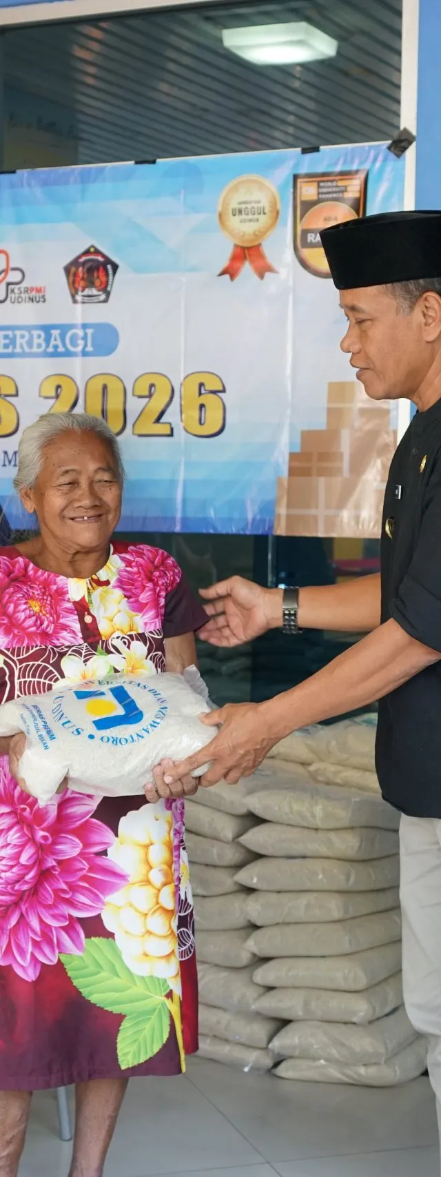 Wujud Kepedulian Sosial, Udinus Salurkan 5 Ton Beras untuk Warga Pendrikan Kidul Menjelang Lebaran