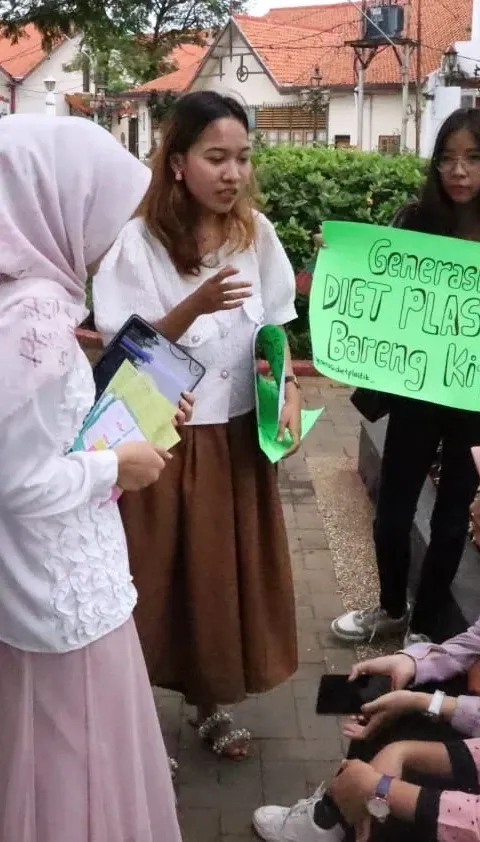 AJAK MASYARAKAT JAGA LINGKUNGAN, MAHASISWA PRODI S-1 ILKOM UDINUS KAMPANYEKAN GENERASI DIET PLASTIK