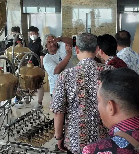 PRODI S-1 SISFO UDINUS TERIMA TANTANGAN RISET KOMERSIALISASI ROBOT GAMELAN SEKAR NUSWANTORO