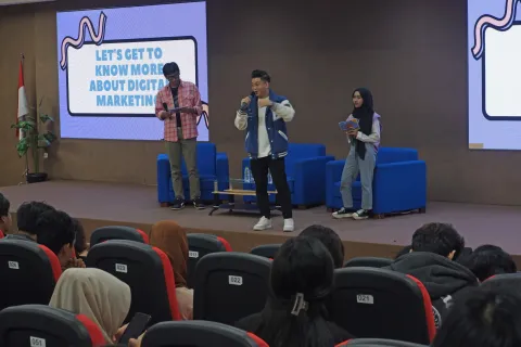 AJAK MAHASISWA PAHAMI DIGITAL ADVERTISING, HM ILKOM GELAR COMMCREAT 2023