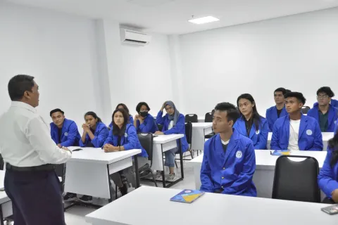 JALANI KULIAH SECARA LANGSUNG, PUNGGAWA TIMNAS U-22, IRFAN JAUHARI : KESEMPATAN BERHARGA BISA KULIAH LURING!