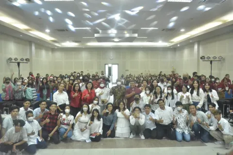 NATAL BERSAMA, REKTOR UDINUS : SIVITAS AKADEMIKA UDINUS HARUS JUNJUNG TINGGI PERSAUDARAAN DAN KEDAMAIAN