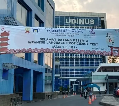 DITUNJUK KEMBALI SEBAGAI TUAN RUMAH, UDINUS FASILITASI RIBUAN PESERTA TES JLPT