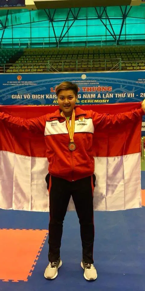 KOMITMEN TEKUNI DUNIA KARATE, MAHASISWI UDINUS HERA IRNANDHA MAMPU RAIH BANYAK PRESTASI
