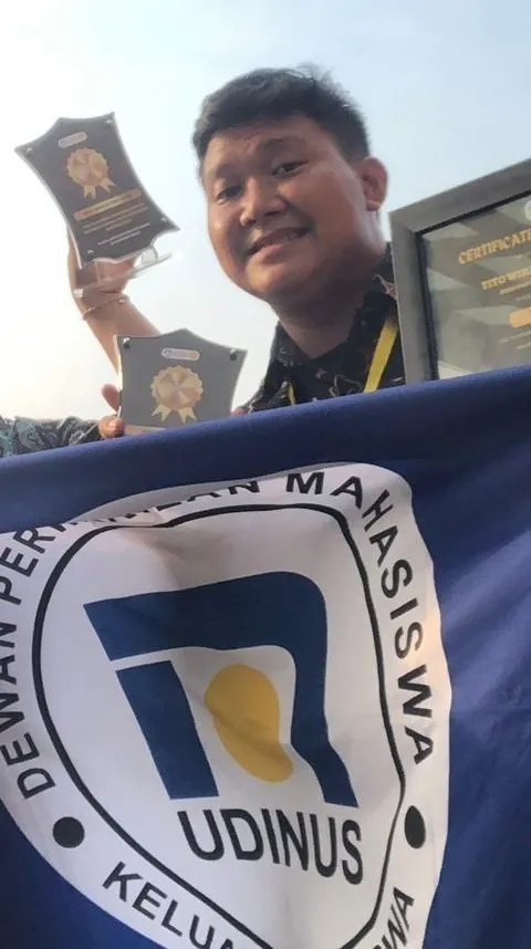 ANGKAT ISU TENTANG BLOCKCHAIN, DPM KM UDINUS DAPATKAN PENGHARGAAN BEST INNOVATION PAPER PADA IROPFONIC 2023