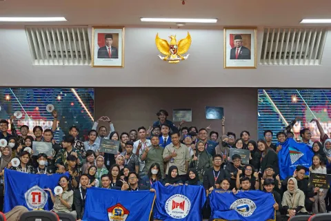 BERIKAN APRESIASI DAN DORONG MAHASISWA UNTUK TERUS BERPRESTASI, FIK UDINUS GELAR FIK STUDENT AWARDS 2023