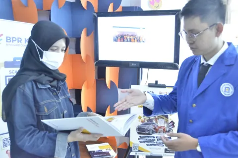 PAMERAN TUGAS AKHIR ‘WIS UDAH’ JADI BATU LONCATAN MAHASISWA PRODI S-1 DKV UDINUS