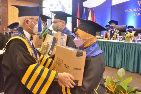 GELAR WISUDA KE 76, REKTOR UDINUS AJAK PARA WISUDAWAN MAMPU BERIKAN KONTRIBUSI BAGI KEMAJUAN INDONESIA